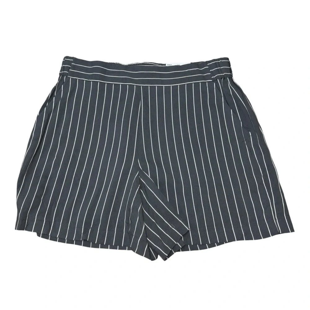 Nine West Women's M Medium Soft Pull on Shorts Striped Rayon NWT Pockets